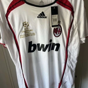 Milan fotbolls tröja - Hej, säljer denna Milan tröjan med KAKA på ryggen, helt ny med taggar storlek L pris 399 kr 