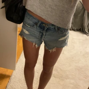 Jeansshorts Zara - Säljer dessa snygga ljusblå jeansshorts från Zara med slitna detaljer. Kontakta om du undrar något eller för att diskutera pris💗