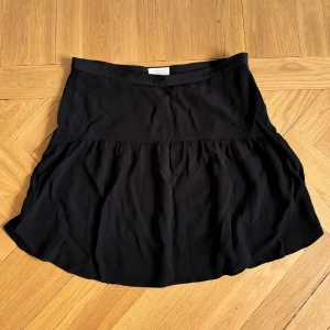 Svart kjol - Enkel men jättefin svart kjol från Mayla i tunt viskos material🖤 200 kr + frakt