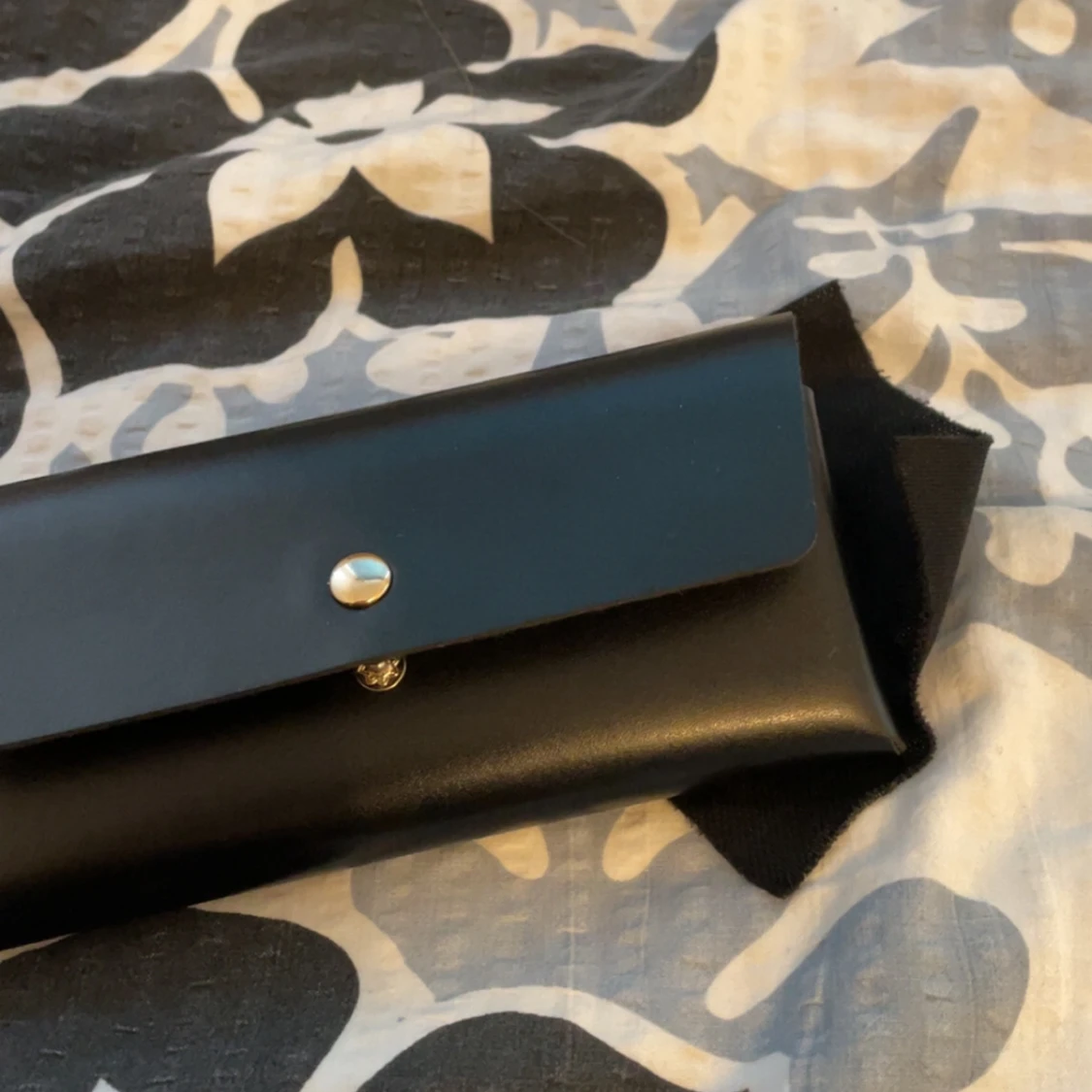 Guldtonade solglasögon med dekorerade skalmar - 3