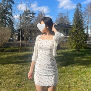 Set: Vit blommig klänning + liten kofta - Söt vit klänning med blommigt mönster i gult och grönt från Missguided. Croppad kofta är från H&M. Passar perfekt till våren och sommaren.