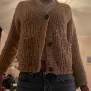 Beige stickad kofta med knappar - Mysig beige stickad kofta med stora knappar från Zara. Storlek 152/xs