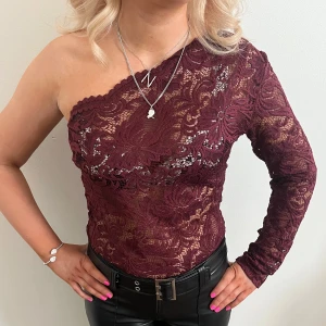 Spetstopp - Vinröd one shoulder topp, passar S möjligen M❤️‍🔥 Så snygg, jättebra skick!! 279kr