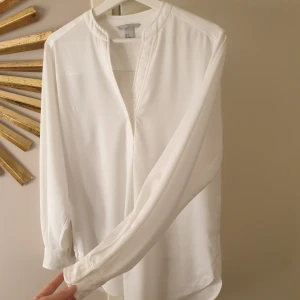 Blus - oanvänd blus från H&M.