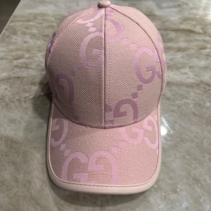 G keps - Snygg rosa keps med deras ikoniska logotypmönster. Kepsen har en justerbar rem baktill för perfekt passform. Perfekt för att ge din outfit en lyxig touch.