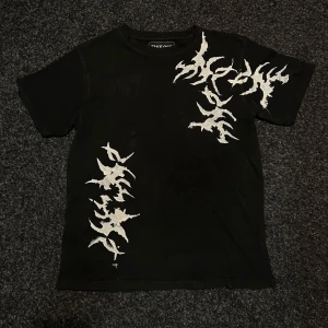 Custom Tribal Tshirt - fri frakt - Handmålad med textilfärg, Storlek: S, fri frakt