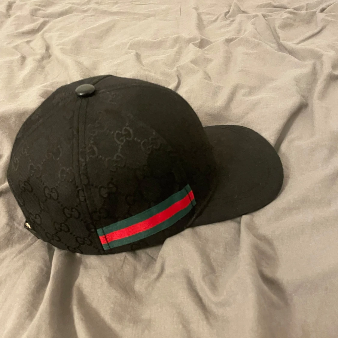 Svart keps med logotypmönster - 4