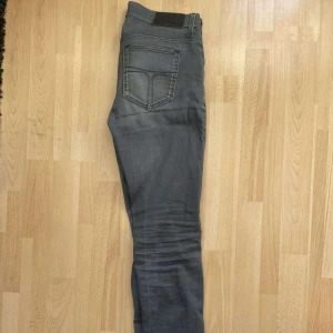 Tiger of Sweden jeans - Säljer nu ett par grå slim fit tiger of seden jeans. Strl W31 L32. Mycket bra skick. Finns en liten defekt på insidan, längst ner på högra benet. Inget som syns när man går dom på men vill bara uppmärksamma om detta. Pris är diskuterbart. 🔥⭐️
