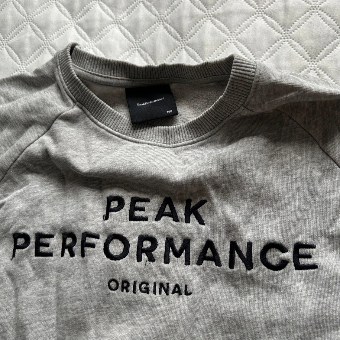 Grå sweatshirt från Peak Performance strl 160/XS - 1