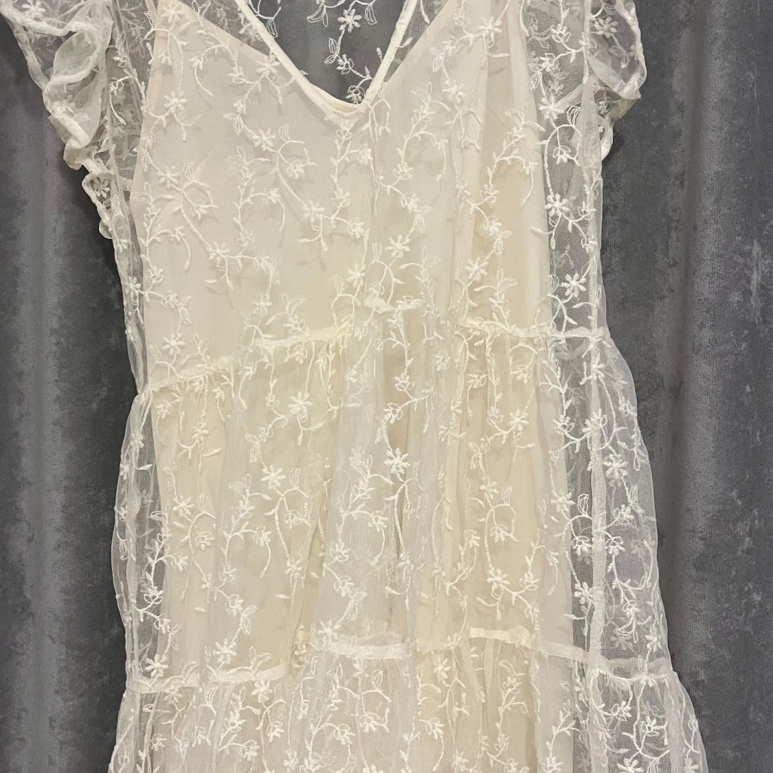 Vit blommig spetsklänning från Zara