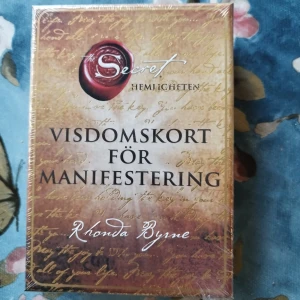 Visdomskort för manifesterande - Säljer en oöppnad ask med visdomskort för manifesterande från The Secret av Rhonda Byrne. Asken innehåller 65 kort med inspirerande budskap för att lyfta och guida dig i vardagen. Perfekt för dig som vill jobba med personlig utveckling och manifestation.