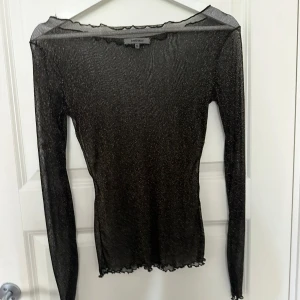 Guld glittrig topp från Chiquelle - Säljer denna guld glittriga, boatneck, mesh topp i storlek XS för 89kr, då den knappt har kommit till användning. Den är köpt ifrån Chiquelle🥰
