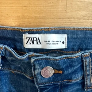 Blå bootcut jeans från Zara - Säljer dessa snygga, blåa bootcut jeans från Zara i storlek 36 för 150kr, då de knappt har blivit använda!💙Jag köpte de för 399kr. 
