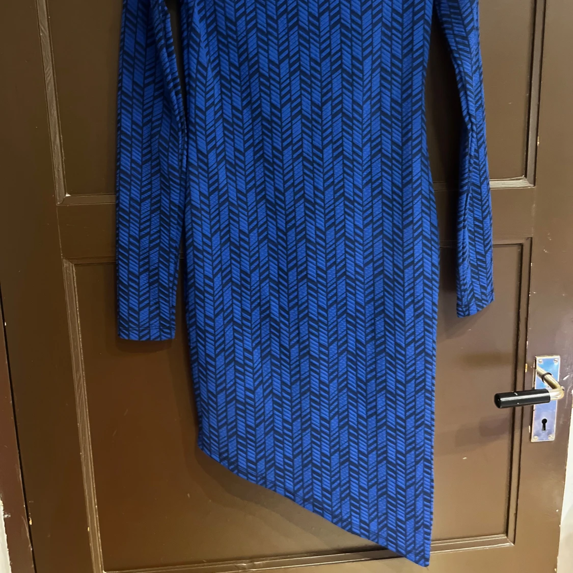 Blå långärmad klänning med mönster  - 1