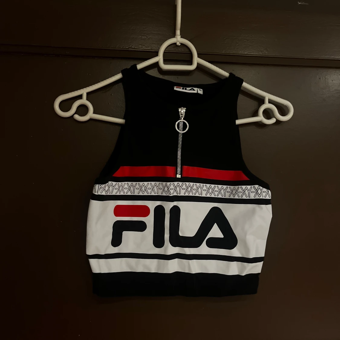 Svart och vit croppad linnetopp från FILA