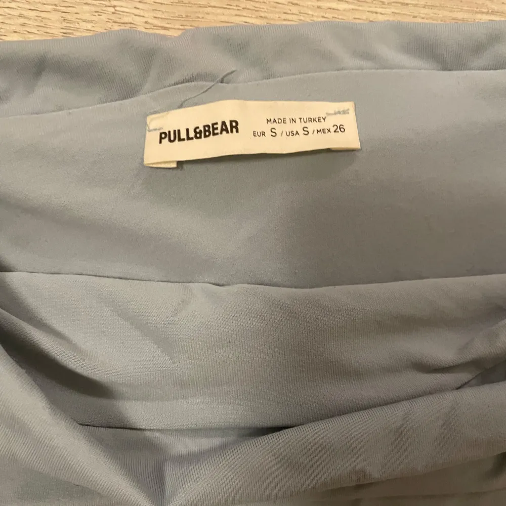 Off shoulder topp från pull and bear, köptes för 350, bra skick, haft på mig några få gånger!!🥰. Yläosat.