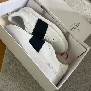 Valentino Open  - Säljer dessa feta Valentino Open! Helt oandvända bara testade:) Box och påse hänger med:)