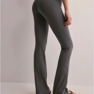 Grå leggings med bootcut - Snygga grå leggings med bootcut och hög midja. Perfekta för en avslappnad stil, tillverkade i ett mjukt och stretchigt material. Passar bra till både toppar och tröjor. Nästan helt slutsålt❤️