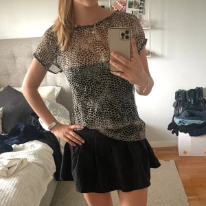 Leopardmönstrad offshoulder-top - Säljer en snygg leopardmönstrad offshoulder-top med korta ärmar. Toppen har en luftig passform och är perfekt för en trendig look. Passar bra till både kjol och byxor. Jag har även sytt den själv och skulle säga att den passar xs-m, jag själv brukar vanligtvis ha S