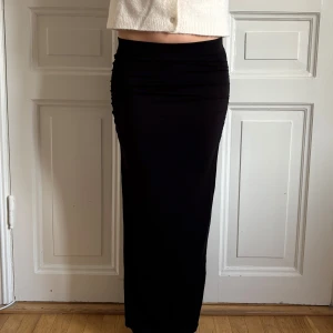 Svart långkjol - Superskön kjol med stretch från Gina! Använd fåtal gånger, inga defekter. 💞Nypris 300kr