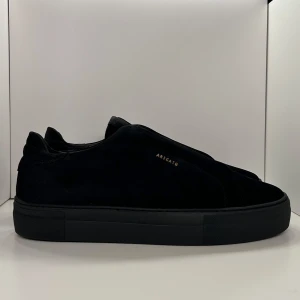 Axel Arigato clean 360 laceless  - Snygga svarta sneakers från Axel Arigato i mocka. De har en stilren design med diskret logga på sidan och en matchande svart sula. Perfekta för en minimalistisk look. De är helt nya, aldrig använda. Allt kommer med som dustbag och box. Pris kan diskuteras. Skriv om intresset finns.