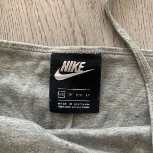 Grått linne från Nike - Säljer en stilren grå linnetopp från Nike. 