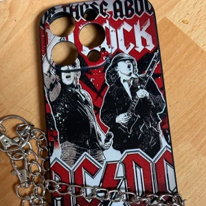 Mjukt mobilskal med AC/DC-motiv! - Mjukt mobilskal med AC/DC-motiv som passar till IPhone 13/14/15 & 16 PRO. Nytt!