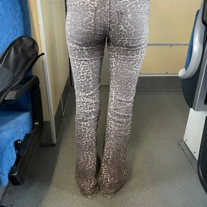 Leopardmönstrade byxor - Snygga leopardmönstrade byxor med en tight passform. Byxorna har en låg midja och är perfekta för att ge en djärv look. De är tillverkade i ett stretchigt material som ger komfort hela dagen. Nypris 699