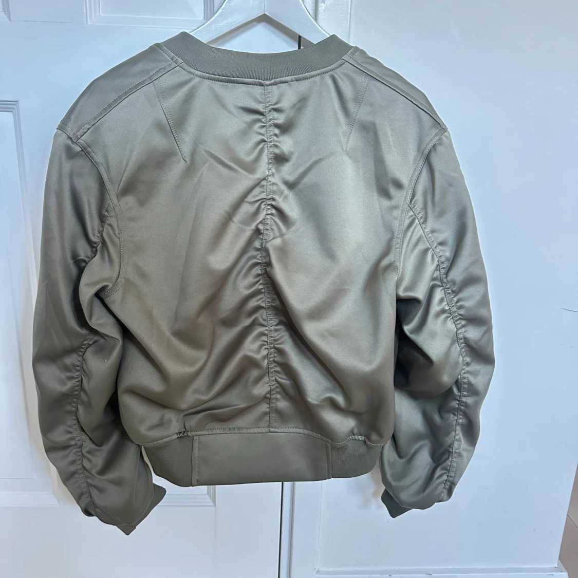 Olivgrön bomberjacka - 2