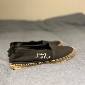 Saint Laurent Espadrillos - Hej! Säljer nu ett par väldigt fina Saint Laurent Espadrillos! Dessa är perfekt till sommaren, det är storlek 43. Hör av er vid funderingar! 
