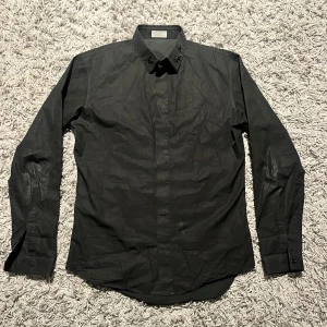 Dior homme skjorta  - Dior homme beaded bee skjorta. Den har tre beadade bin på kragen. Jag har för mig att skjortan är från Hedi slimanes kollektion FW07 Navigate. Skjortan är i väldigt bra skick och den har inga tydliga defekter. Priset går att diskuteras!