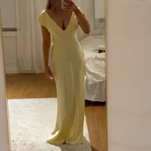 Gul balklänning  - INTRESSEKOLL!!! På min gula balklänning från hello molly , har beställt en annan men vill se om det finns intresse, jag är 1,68 och den har lyckats få en liten fläck där uppe 🥲 lapp kvar , nypris 1800kr och tänker mig minst 1300kr då fläcken förmodligen går bort. Jag är osäker om jag säljer den denna sommar eller nästa 💛
