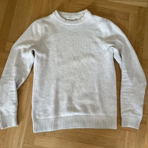 Ljusgrå stickad tröja från Dobber - Säljer en stilren ljusgrå stickad tröja från Dobber. 