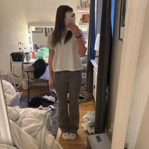 Grå jeansbyxor - Säljer dessa snygga gråa jeansen ifrån Gina tricot. Väldigt bra skick och använda fåtal gånger. Priset kan diskuteras, frakten ingår ej💕