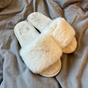 Vita fluffiga tofflor - Såååååååå mjuka och sköna vita tofflor!❤️❤️❤️😊så himla gosiga