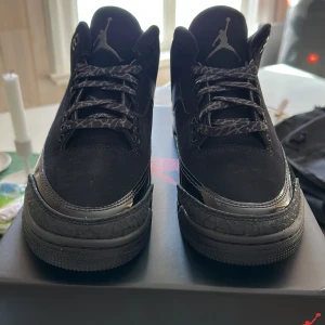 Svarta Air Jordan 3 Retro “ black cat” - Snygga Air Jordan 3 Retro i svart och mörkgrått. Skorna har en klassisk design med snörning och ikoniska detaljer. Perfekta för sneakerheads som älskar stil och komfort. Helt nya, original låda , kvitto finns