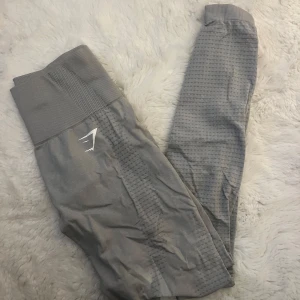 Grå leggings från Gymshark - Snygga grå leggings från Gymshark. Perfekta för träning med sin stretchiga och bekväma passform. 