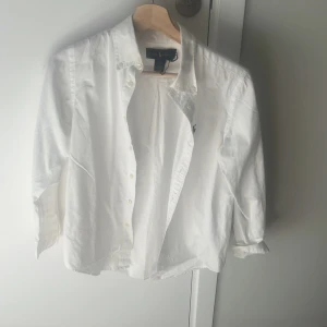 Vit skjorta från Ralph Lauren - Säljer en klassisk vit skjorta från Ralph Lauren med broderad logga på bröstet. Skjortan har långa ärmar och knappar framtill. Perfekt för en stilren look. Riktigt grish 🍾🍾🍾 9/10 skick