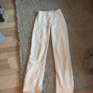 Vita mjukisbyxor Lågmidjade  - Säljer ett par vita mjukisbyxor från 157 i storlek XXS. Byxorna är Lågmidjade och knappt använda. Nypris cirka 250, säljer för 100kr.