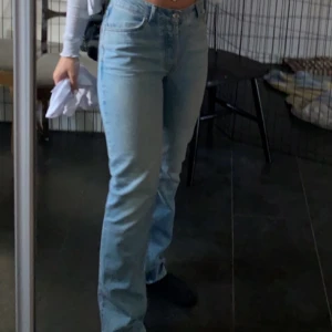 Ljusblå jeans från ASOS Design - Snygga low waist ljusblå jeans från ASOS Design. De har en rak passform och är i storlek 26/32. Knappt använda och är i mycket bra skick 