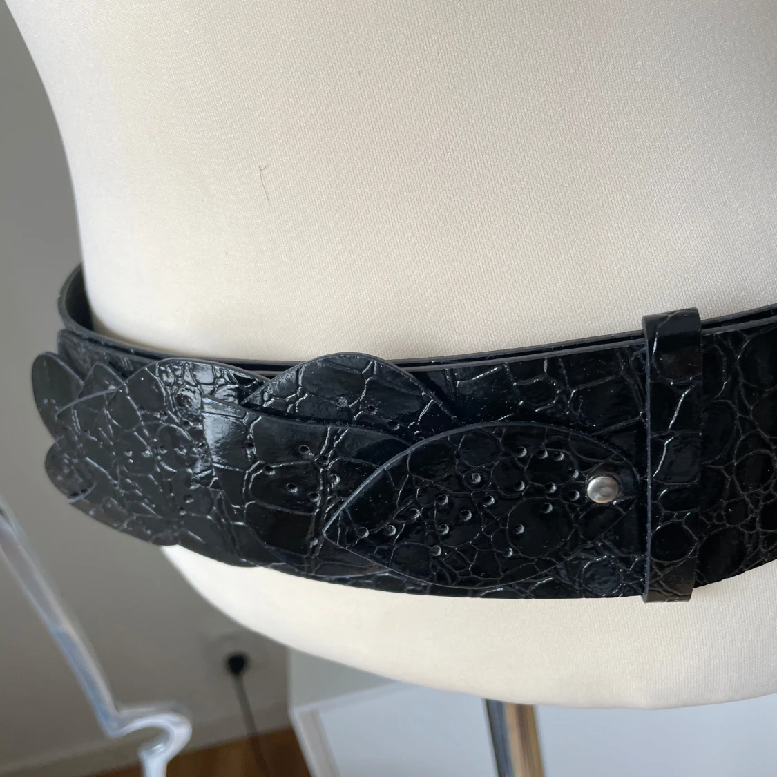 Svart bälte med ställbara bladmönster - 1