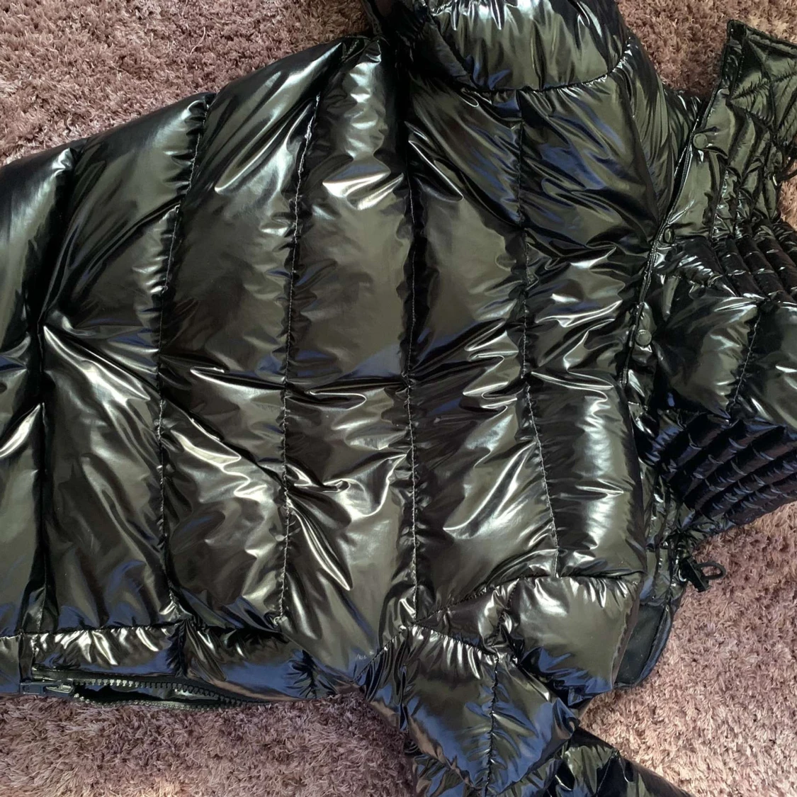 Svart glansig pufferjacka från Boss - 1