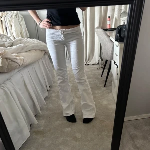 Vita bootcut jeans - Jätte snygga vita jeans. Perfekt nu till våren. Liten liten fläck vid benet men den syns knappt 