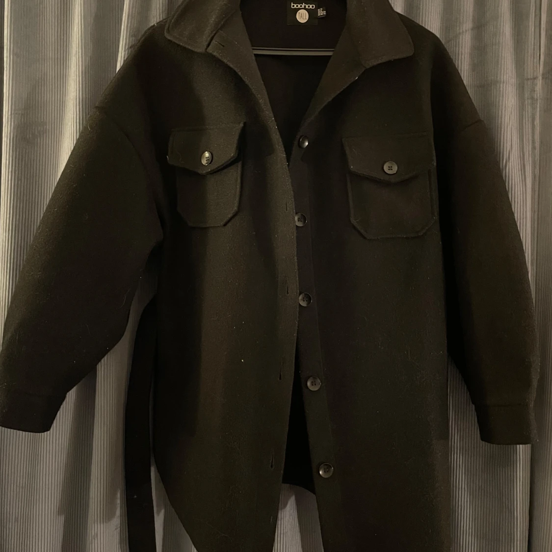 Svart kappa från Boohoo