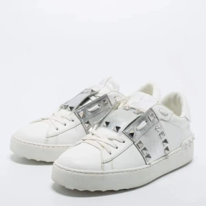 Valentino rockstud - Vita rockstud skor från valentino med silvernitar. Har box, dustbag och kvitto.