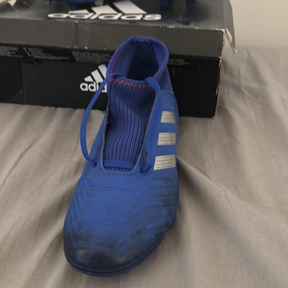 Blå Adidas Predator fotbollsskor
