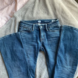 Blå jeans från Crocker - Säljer dessa low waisted bootcut jeansen. Jätte snygga men jag har tyvär vuxit ur dem därav säljer jag dem. Storlek på sista bilden ❤️