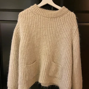 Beige stickad tröja med fickor - Mysig beige stickad tröja med två  fickor framtill. Gammal kollektion från zara! 🩷