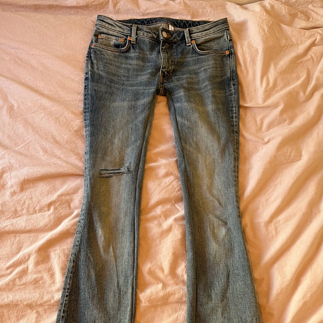 Blå jeans med slitningar