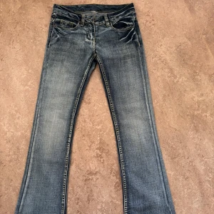 Jeans  - Lågmidjade bootcut jeans med fina detaljer, står inga storlekar i men skulle säga XS-S. Skriv privat om du har frågor 💗💗